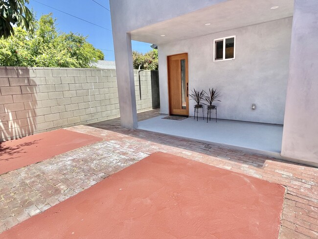 Private fenced back patio - 11929 Lindblade St