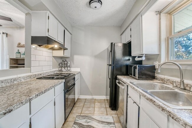 Building Photo - 101 Pine Forest Dr