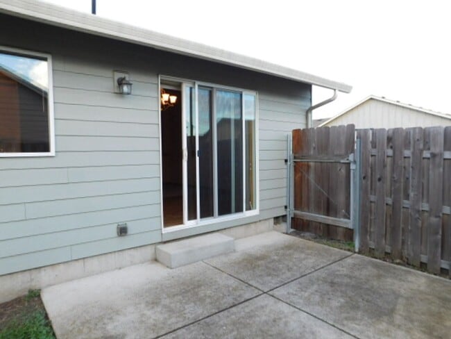Building Photo - 3Bd/2Ba Single Story House - Available Soon!