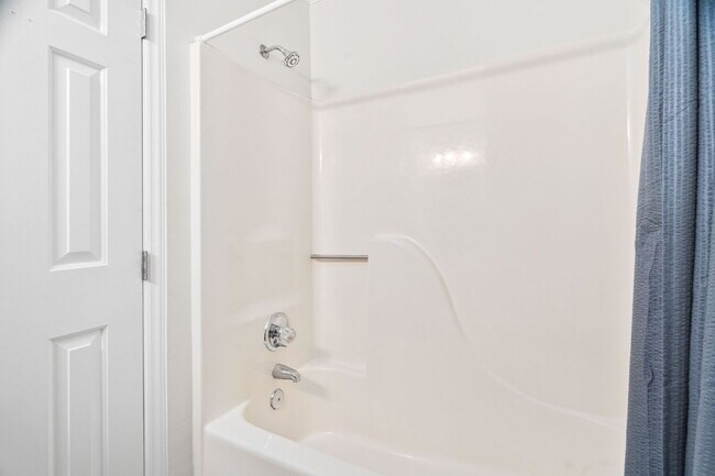 Building Photo - Stylish & Fully Updated 2-Bedroom Townhous...