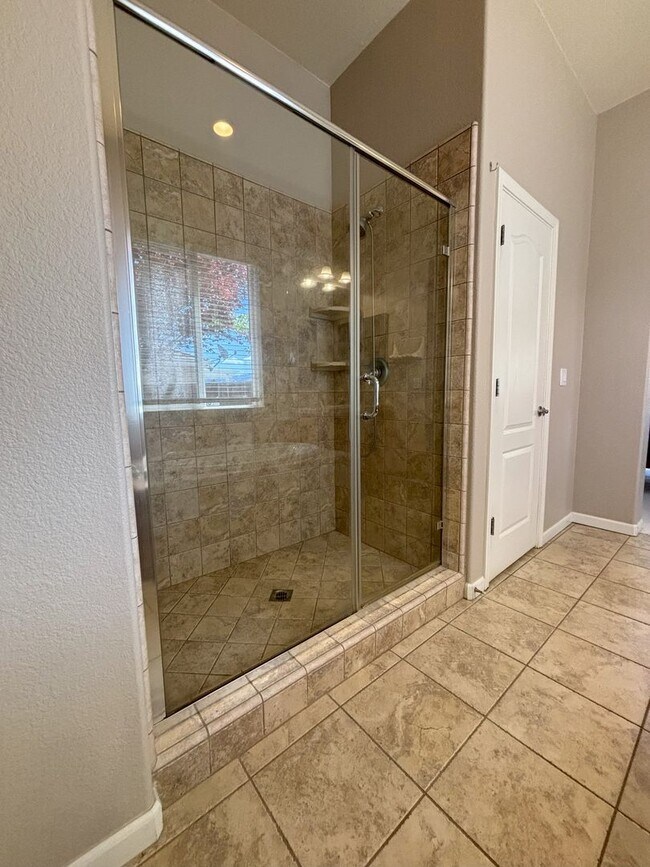 Building Photo - Sprawling Home Near UNR - One Level Living with 4 Beds - 3 Baths - 3 Car Garage