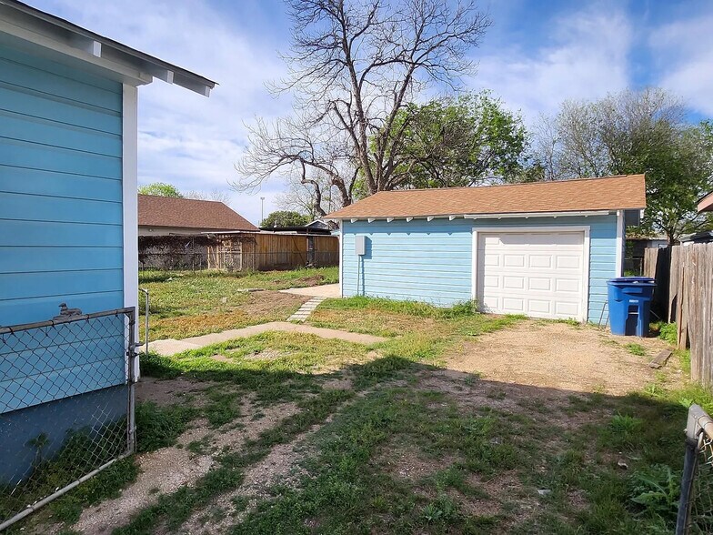 Building Photo - Room in House on Motel Dr