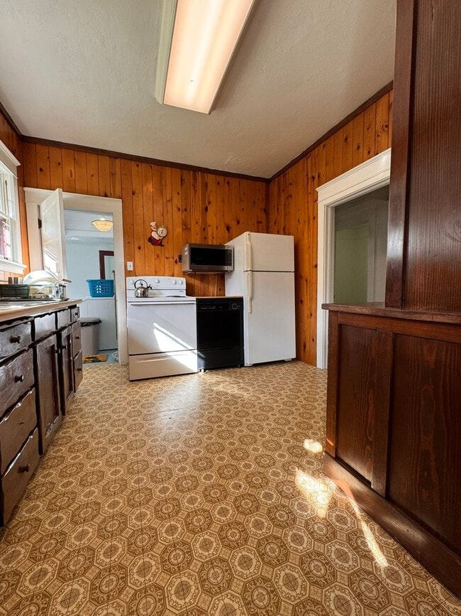 Building Photo - YOUR PACIFIC NORTHWEST RETREAT AWAITS! AV CHARGING STATION, GORGEOUS VIEWS, PRIVACY AND MORE!