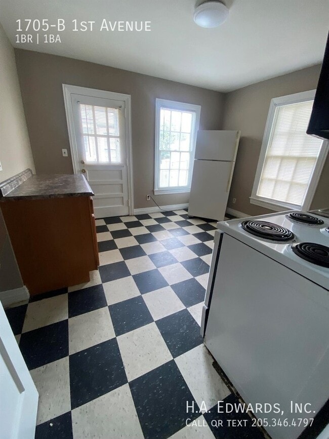 Building Photo - 1705 1st Ave