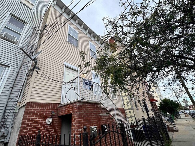 Building Photo - 225 Halladay St