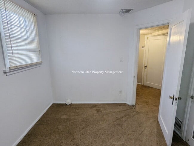 Building Photo - 2 Bed 1 Bath