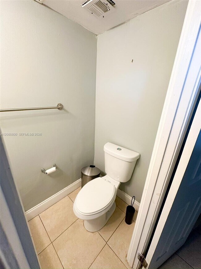 Building Photo - 2860 Somerset Dr