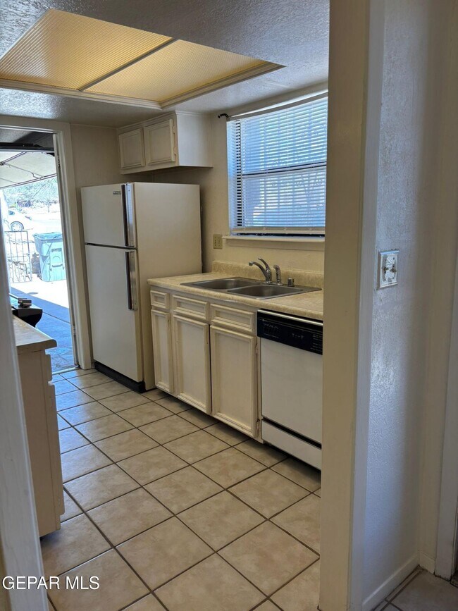 Building Photo - 1601 Common Dr