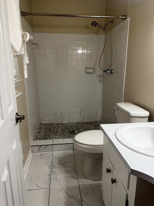 Building Photo - 114 Windsor Dr