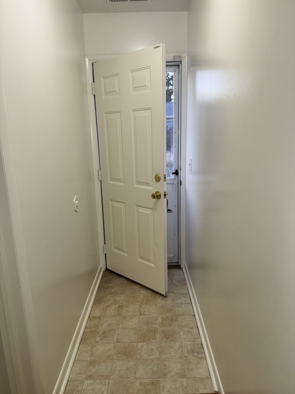 Building Photo - 966 Glendale St W