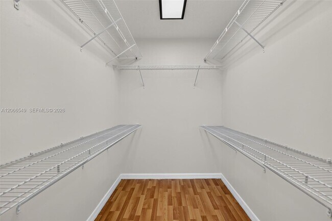 Building Photo - 220 Lakeview Dr