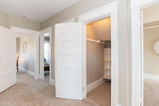 Building Photo - Bright 2 bedroom 1 bathroom Queen Anne Apartment with skyline views