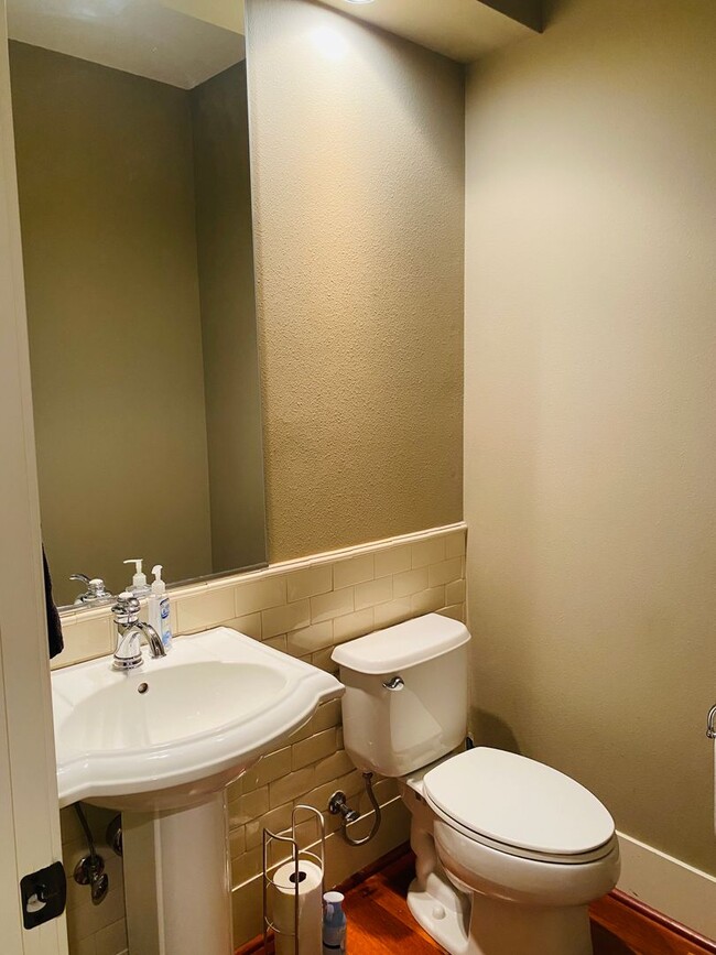 Building Photo - Incredible Custom Townhome