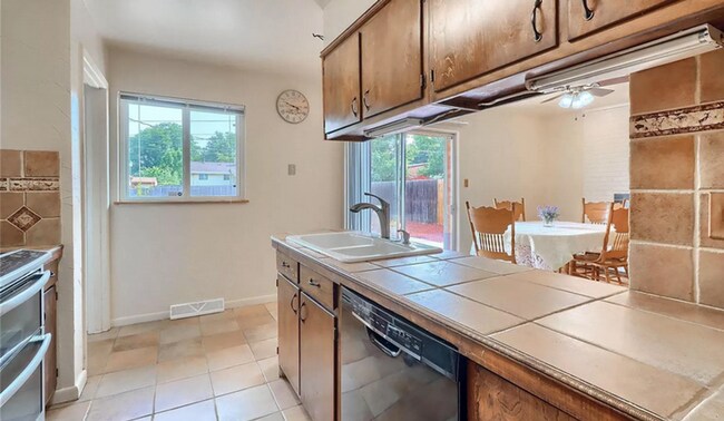 Building Photo - Huge room in a large shared home, private bathroom, great neighborhood, friendly roommates!