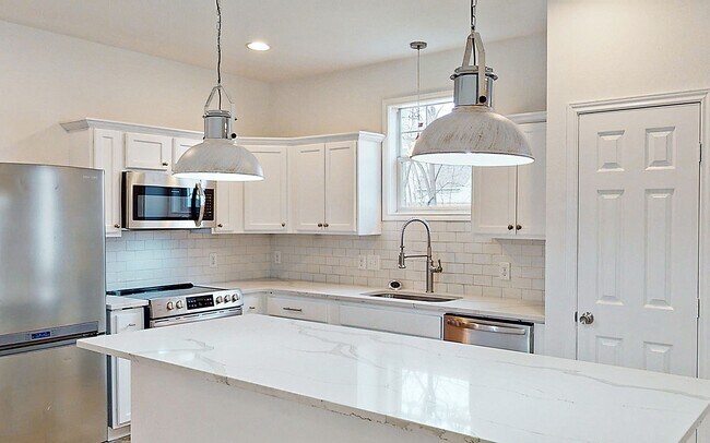 Building Photo - One Block to A&M! Kyle Field walking distance! Newly remodeled, all appliances, 5 bd/4 bth across...