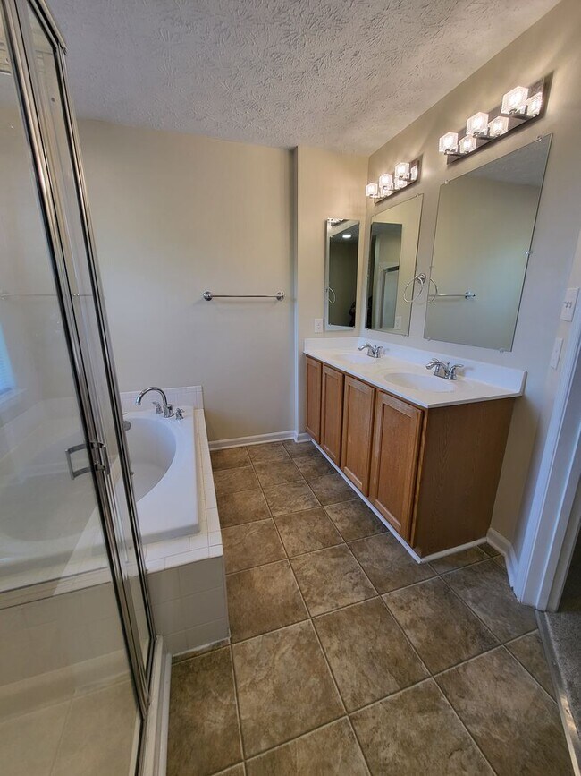 Building Photo - SPACIOUS 3-Level Townhome in Winston's Choice