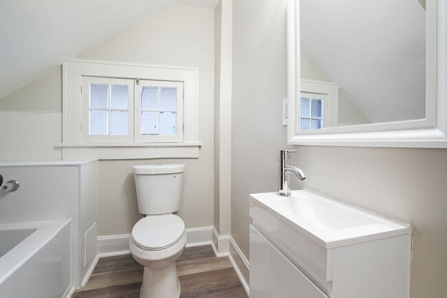 Building Photo - 3 BED 2 FULL BATH W/ OFFICE - AVAILABLE NOW