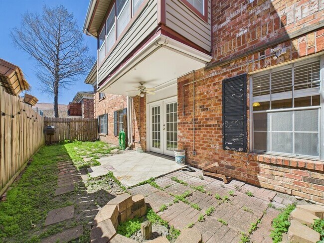 Building Photo - 2824 Briarhurst Dr
