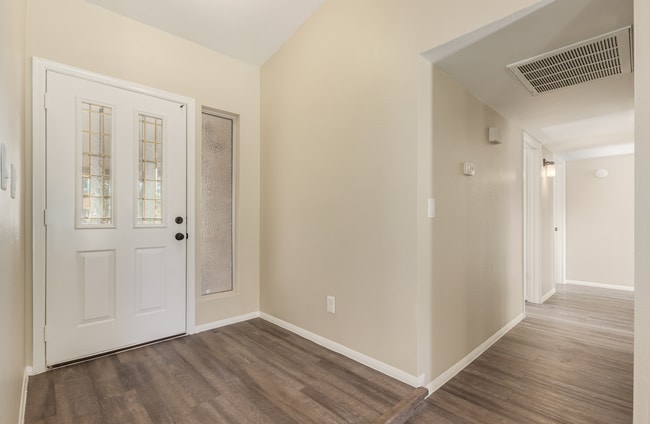 Building Photo - 2215 N Los Altos Dr