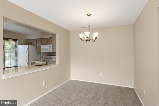 Building Photo - 1676B Thornwood Dr