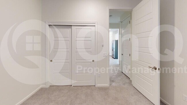 Building Photo - 8021 S Silver Lillie Way