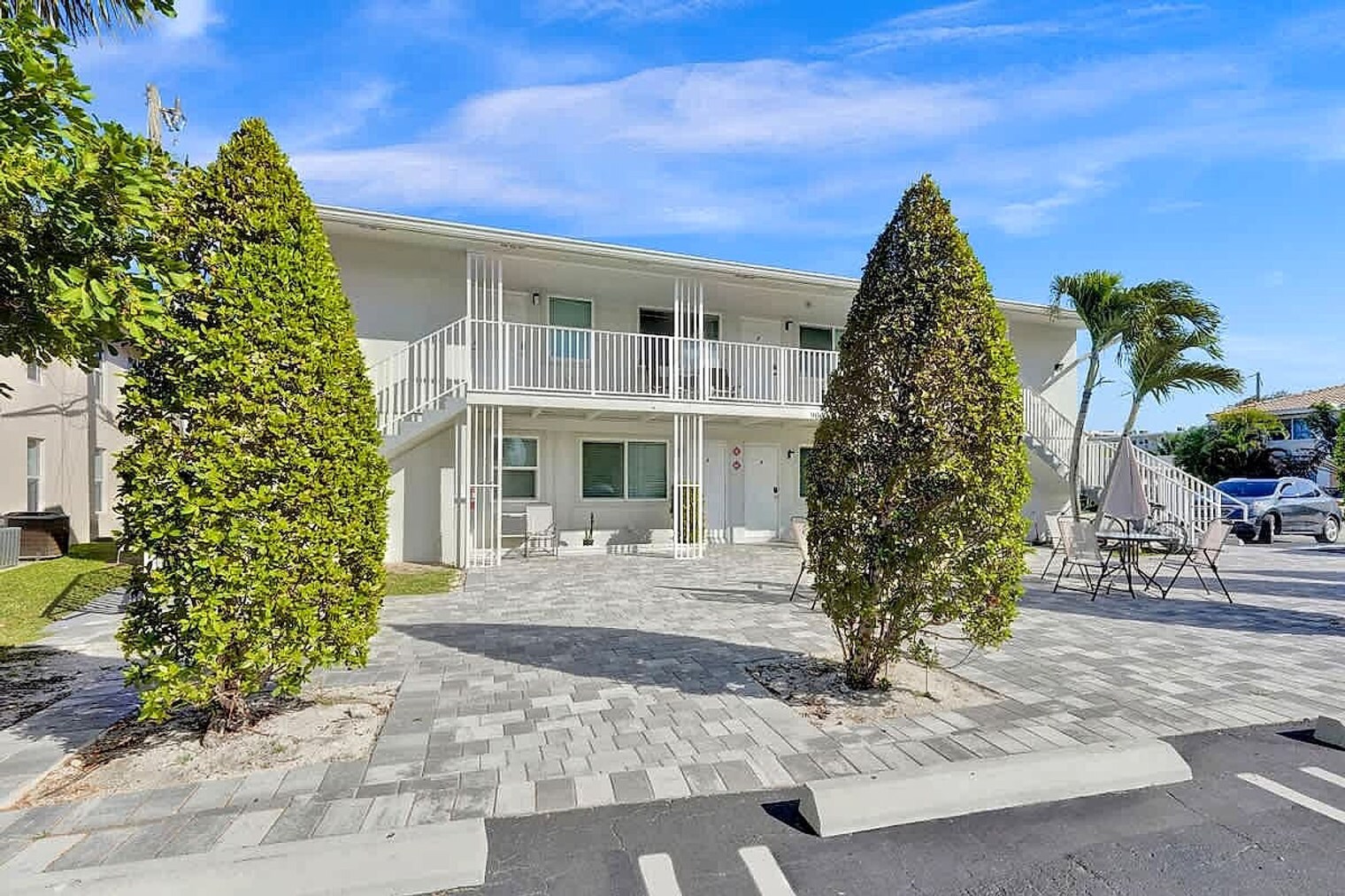 Building Photo - 906 N Riverside Dr