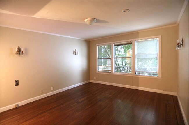 Building Photo - Nob Hill, two-story 4BR/1.5BA Single famil...