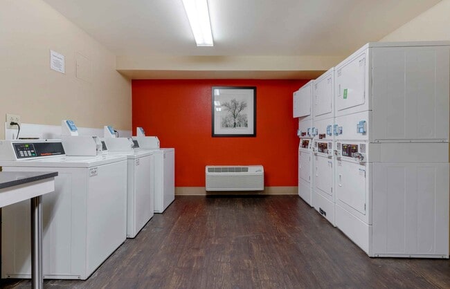 Building Photo - Furnished Studio-Fenton