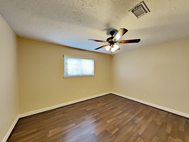 Building Photo - 16395 Havenpark Dr