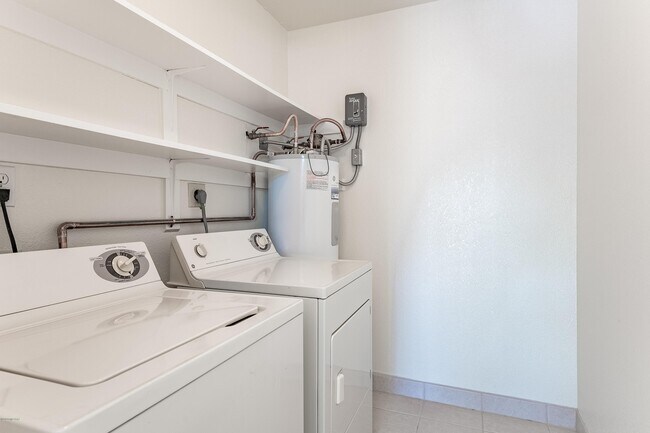 Building Photo - 6441 N Tierra De Las Catalinas
