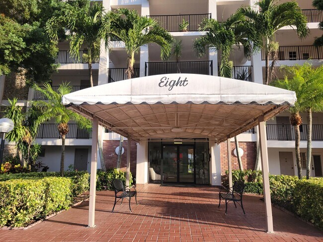 Building Photo - 3050 N Palm Aire Dr
