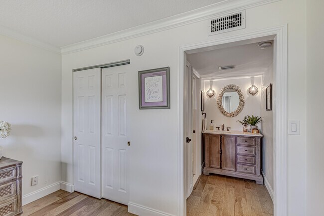 Building Photo - 5560 Tamberlane Cir