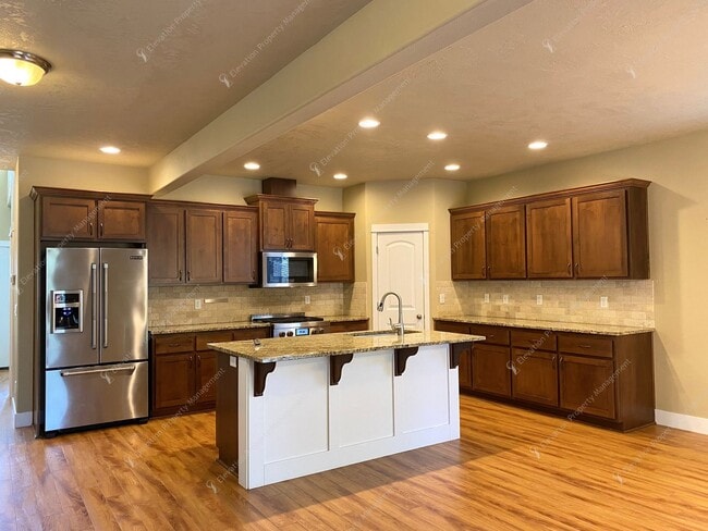 Building Photo - SW Bend Home Close to Old Mill & Deschutes River Trail