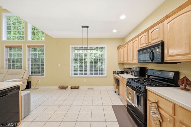 Building Photo - 75 Spring Hill Cir