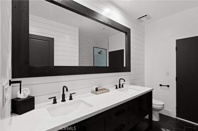 Building Photo - 5946 Woodlake Ave