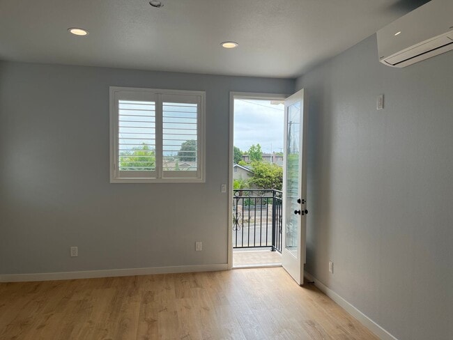 Building Photo - 3 Bedroom/ 3 Bathroom Home in Huntington B...