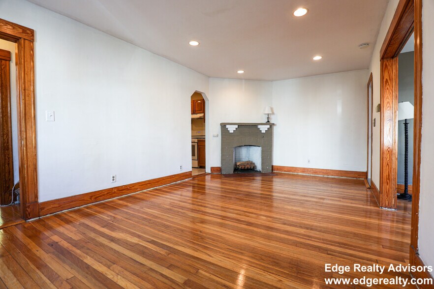 Building Photo - 27 South Crescent Circuit