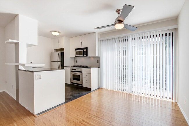 Building Photo - 117 Pacific St. in Sant Monica - 1 block to the beach and Main St!