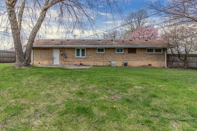 Building Photo - 3 bedroom, 1 bath ranch home! Close to I-74, on the local MTD bus line!! - Available Now