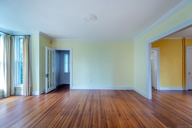 Building Photo - 44 Meadow St