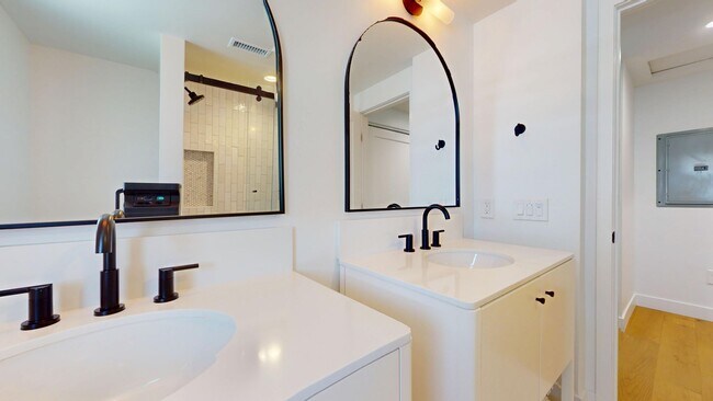 Building Photo - Gorgeous Fully Remodeled 5 Bedroom Home wi...