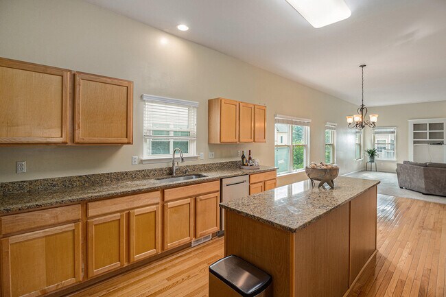 Building Photo - 1304 N Bay Dr