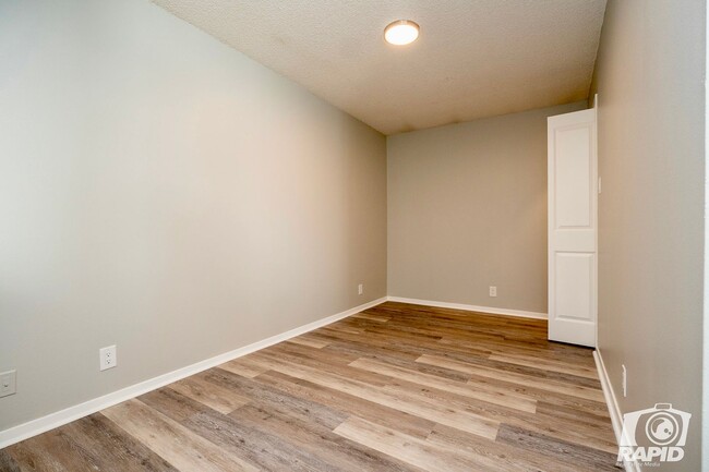 Building Photo - Fully Remodeled Townhome with Loft and Pri...