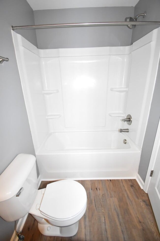 Building Photo - 2 bedroom Dog Friendly Condo For Rent Near...
