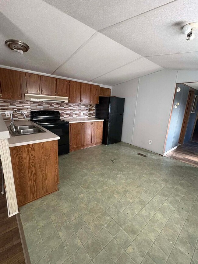 Building Photo - Simple Country Living!