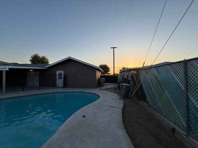 Building Photo - Affordable 3 BD 2 BA house in SW Bakersfield on a corner lot