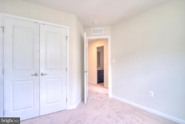 Building Photo - 2506 EMBER Ln