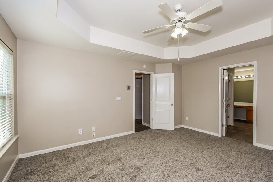 Building Photo - 147 Hidden Lake Cir