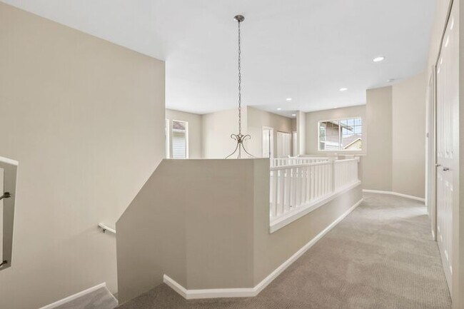 Building Photo - Gorgeous Modern Air Conditioned Home in Ga...