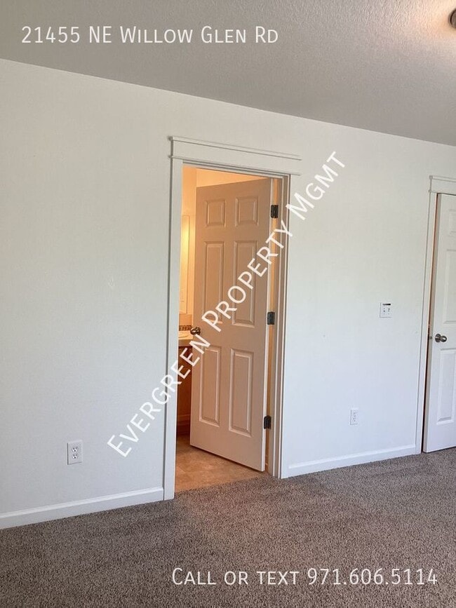Building Photo - Beautifully remodeled 3-bedroom, 2.5-bathr...
